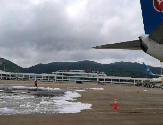 烏龍！長安航空首航飛機珠海機場“過水門” 消防車誤噴泡沫致飛機停飛